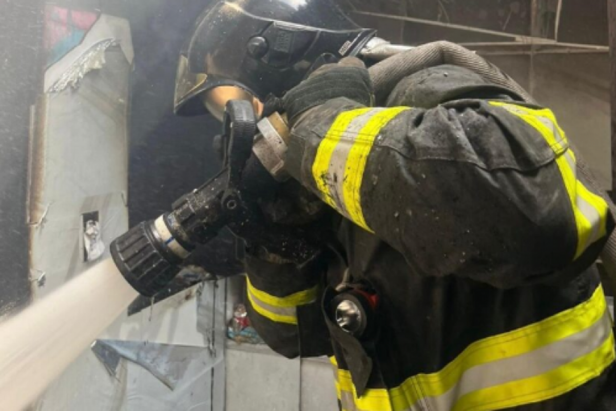 Bombeiros foram chamados para conter as chamas numa residência no bairro Itaguassu