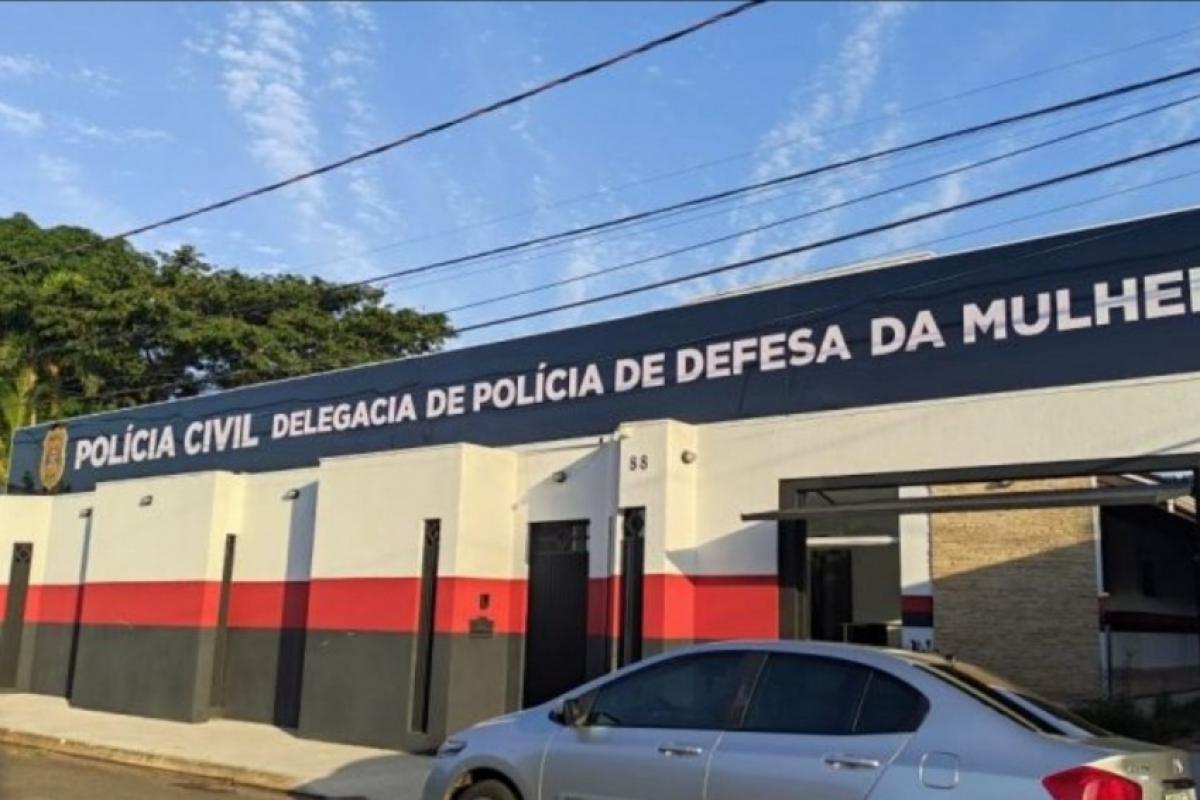 Homem foi localizado e reconhecido pela vítima minutos após o crime, nas proximidades da Avenida Brasil. Ele foi encaminhado à Delegacia de Defesa da Mulher.
