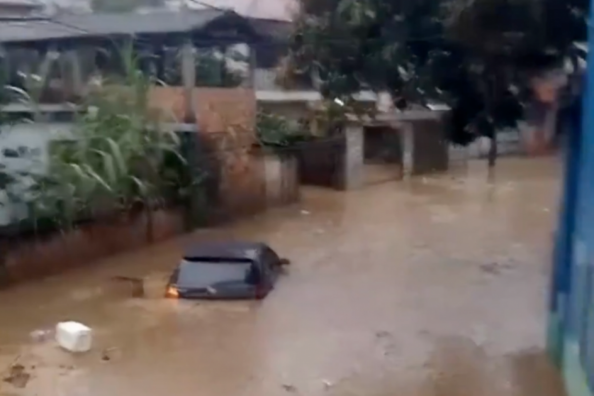 De acordo com a prefeitura, o alto volume de água fez o Ribeirão do Carmo transbordar.