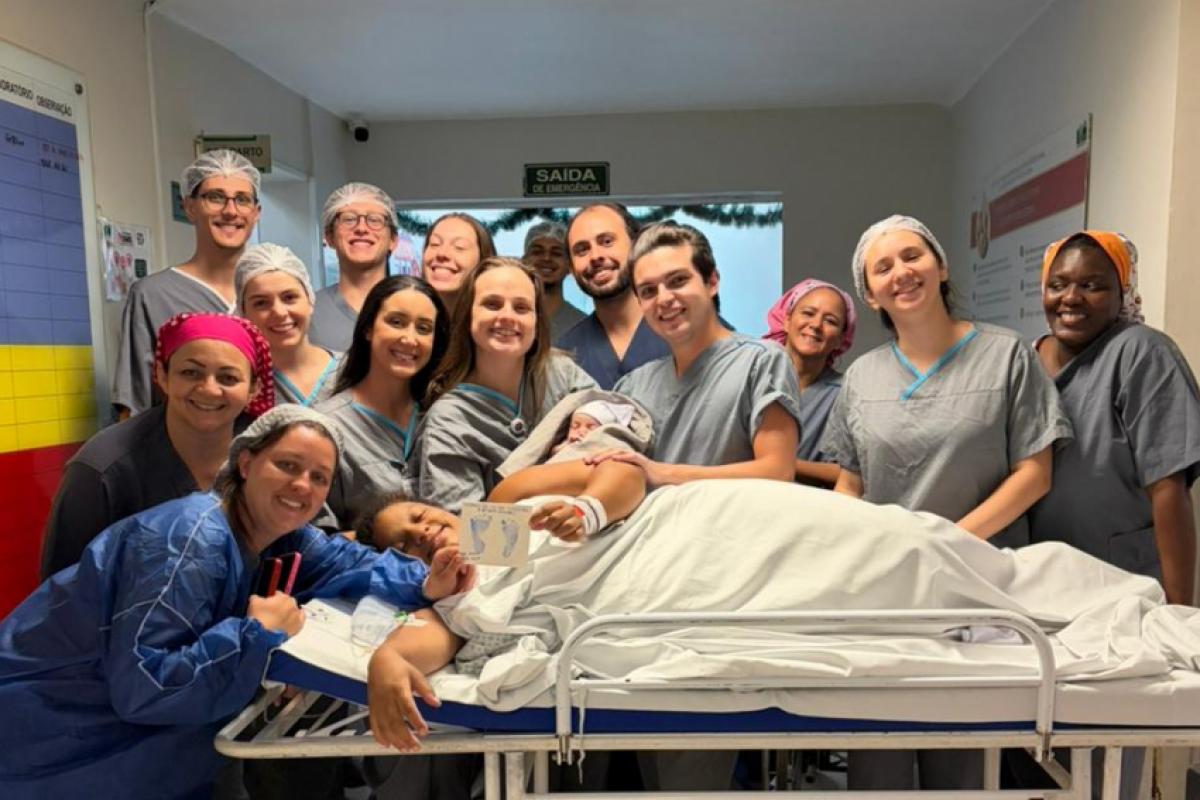 A recém-nascida, Ísis Hellena, veio ao mundo por meio de parto cesárea