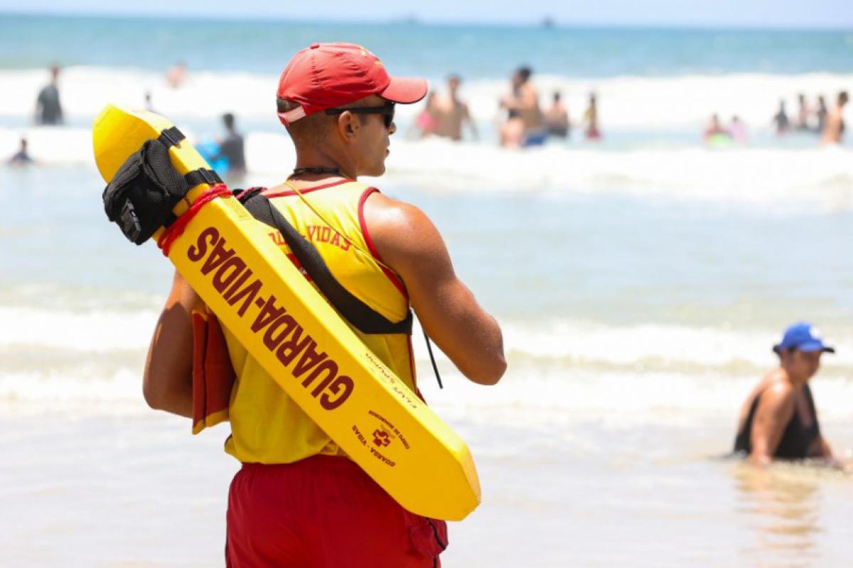 Corpo de Bombeiros reforça importância de respeitar placas, evitar álcool e seguir orientações dos guarda-vidas