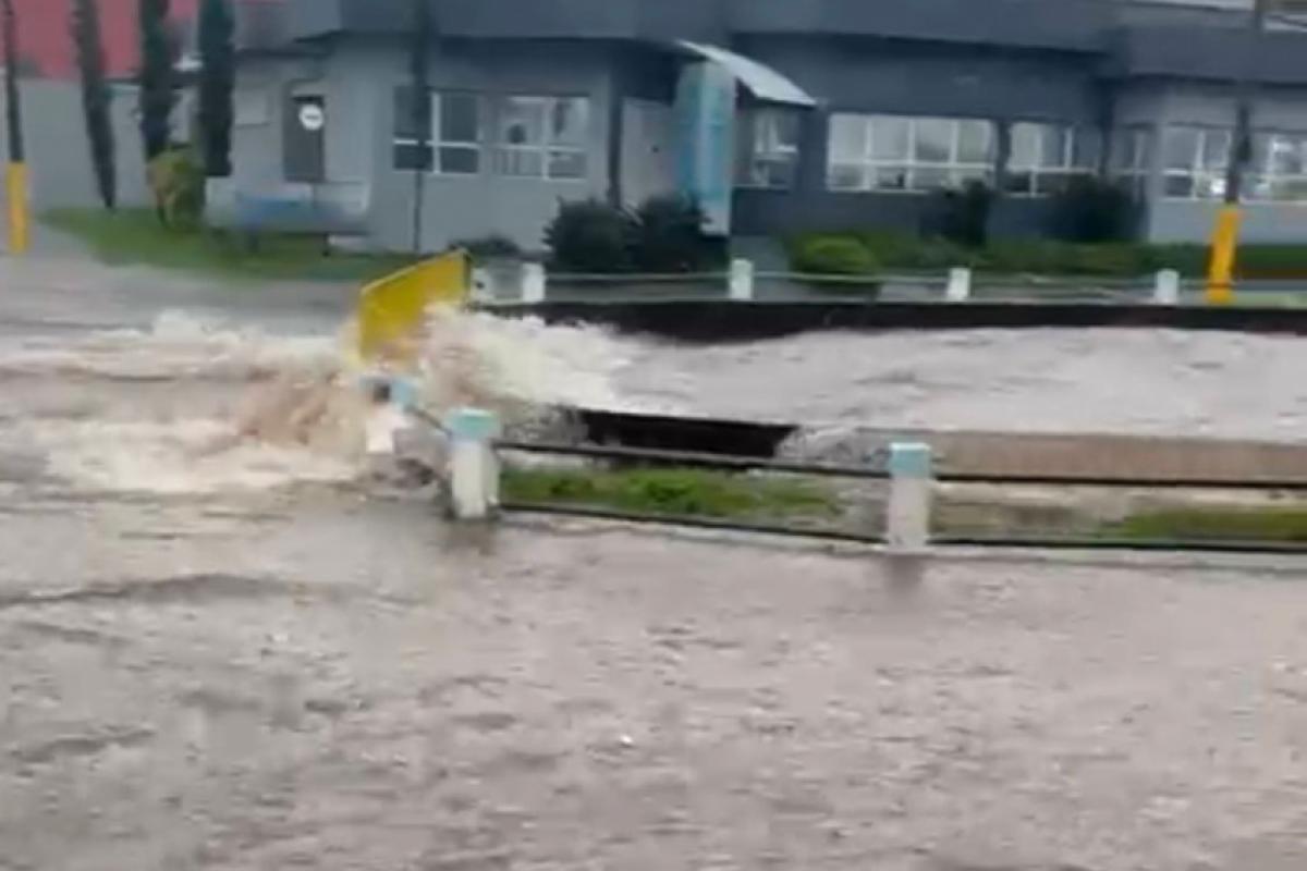Avenida Hélio Palermo completamente alagada durante temporal nessa terça-feira, 13