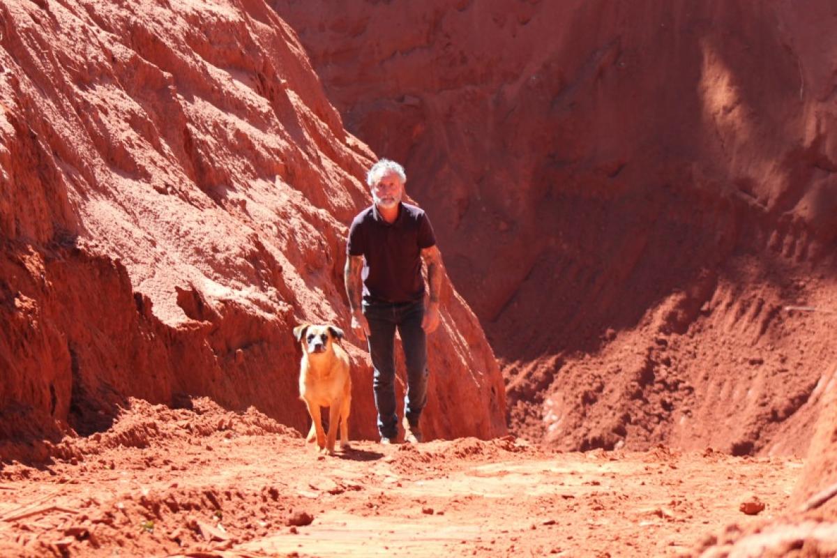 Beth, ao lado de Téo, da Secretaria de Infraestura, faz vigília na cratera onde está soterrada a sua tutora