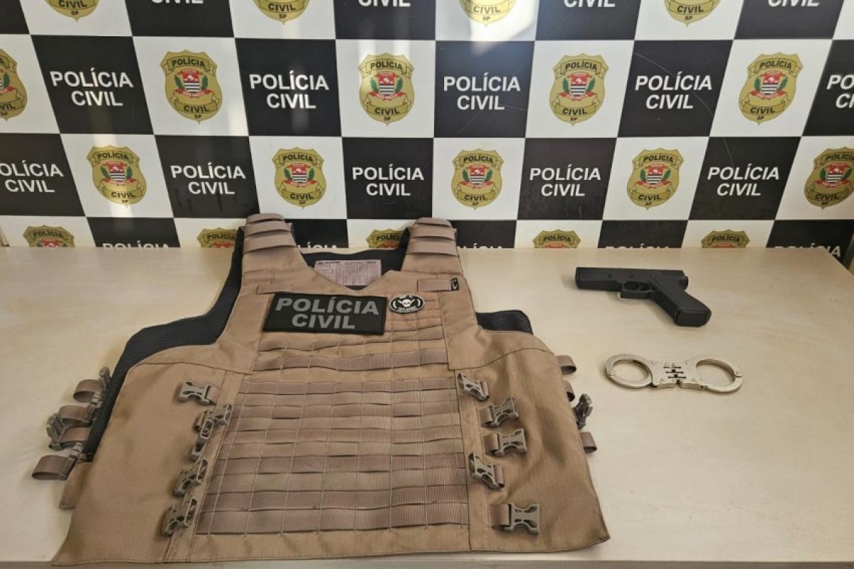 Dentro da casa, os policiais localizaram e apreenderam um simulacro de arma de fogo, duas algemas e uma capa de colete balístico com inscrições policiais