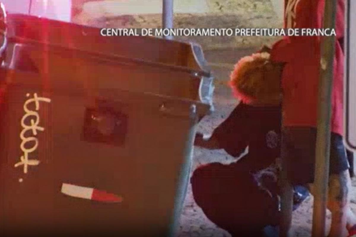 Dupla pichando lixeira no Centro de Franca