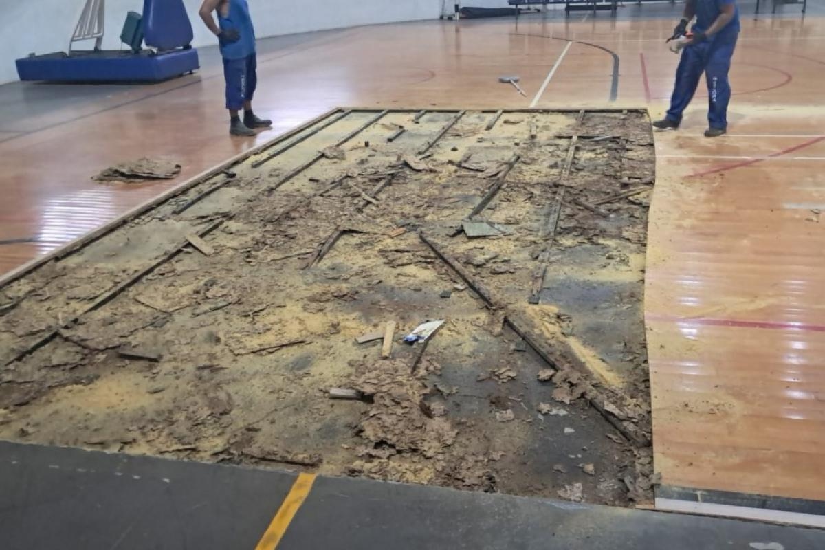 Parte do piso da quadra principal do Bolão está sendo melhorada