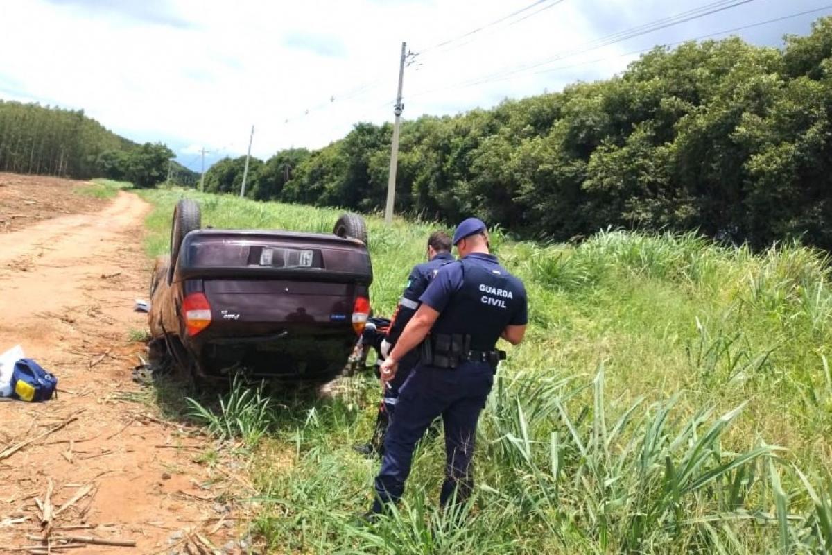 Veículo saiu da pista e capotou em área de eucaliptos próximo à Penitenciária Feminina, em Mogi Guaçu.