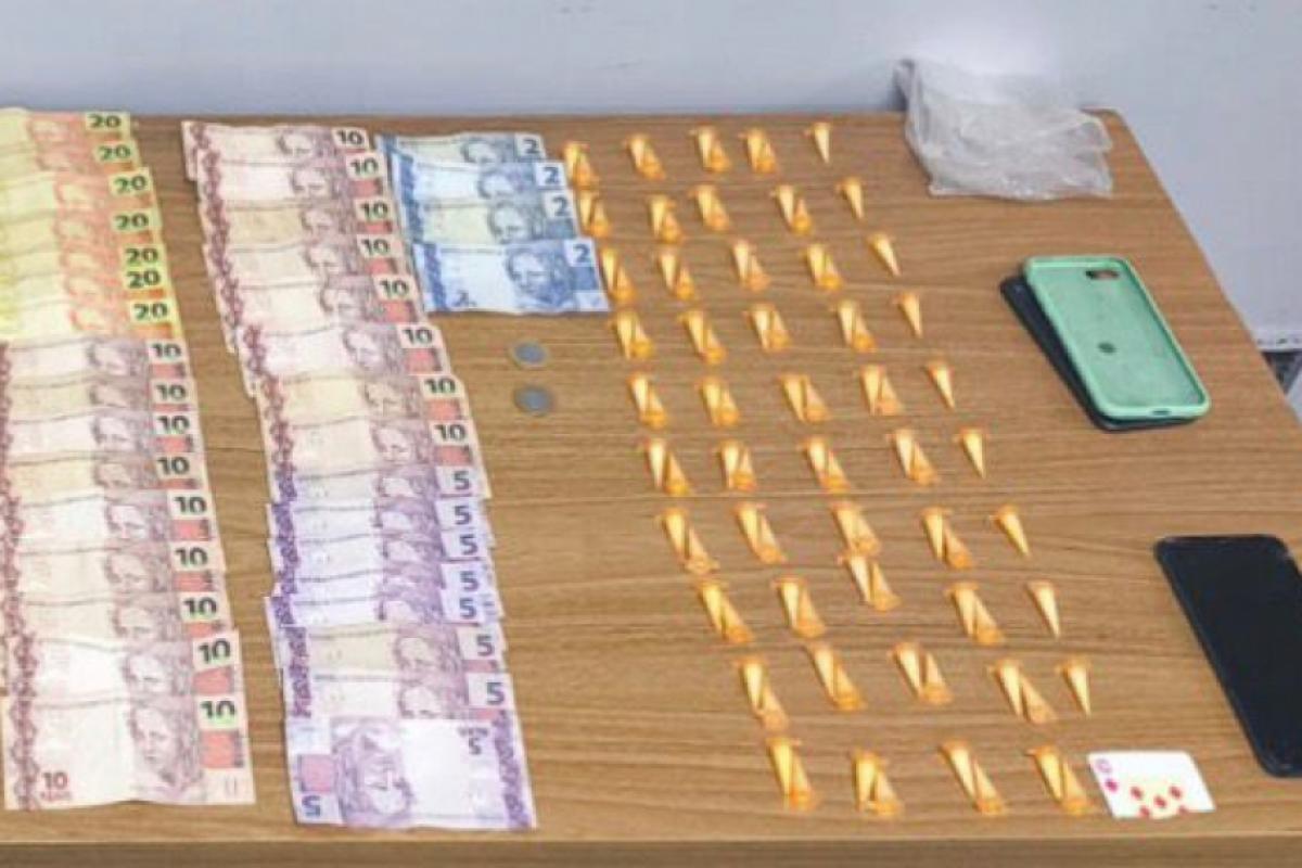 Suspeitos foram flagrados com pinos de cocaína, dinheiro e celular