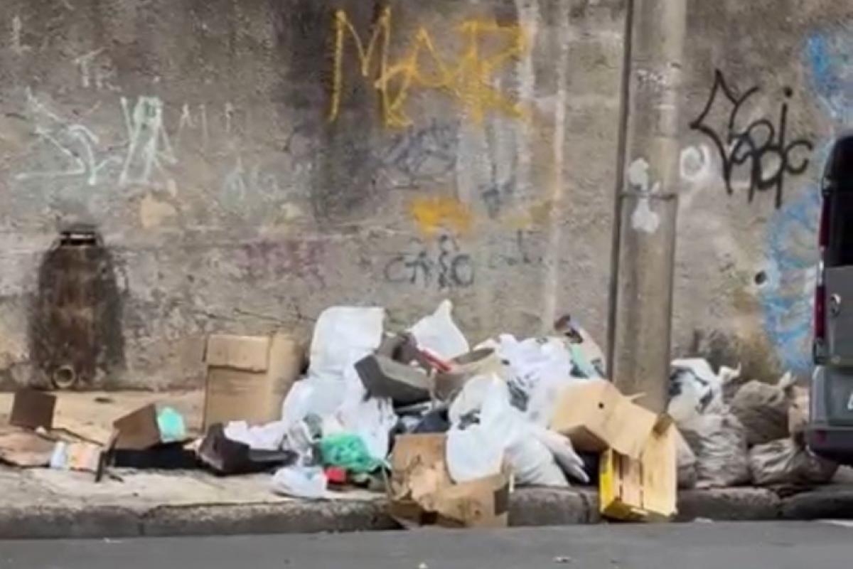 Moradores afirmam que a coleta de lixo não passa pelo bairro há quatro dias