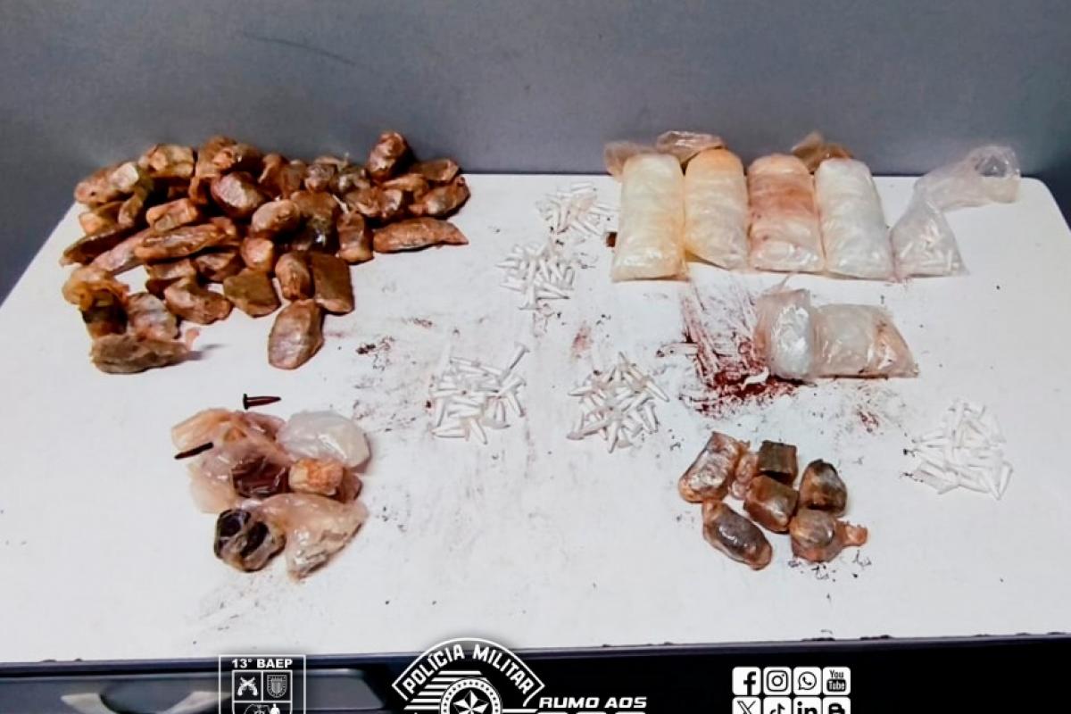 Com o homem, os policiais encontraram diversas porções de drogas, sendo sete porções de maconha, 152 pinos com cocaína e dez porções de “dry”, além de dinheiro