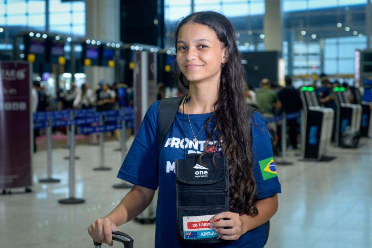 Larissa Borges Morais, de 17 anos, embarcando para a Austrália