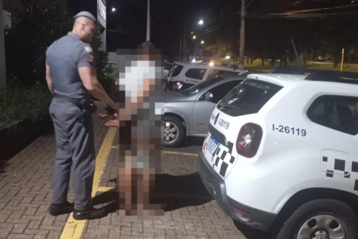 O homem apresentava comportamento extremamente alterado, com sinais de embriaguez e possível uso de entorpecentes.