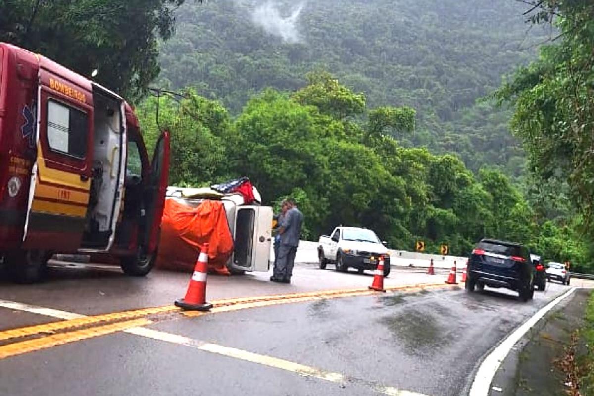 Tombamento de uma Kombi deixou quatro pessoas feridas na Rio-Santos