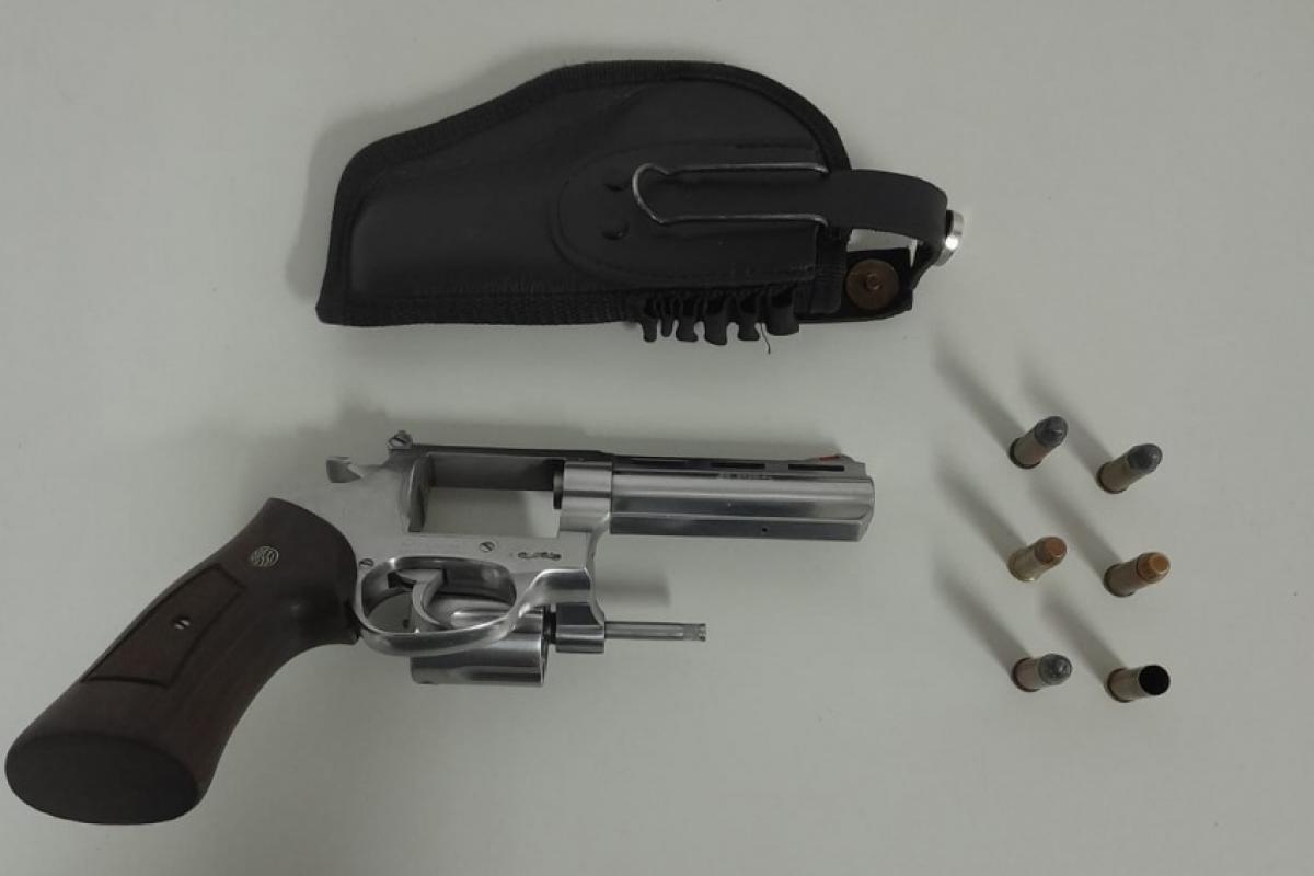 Os guardas apreenderam um revólver calibre 38