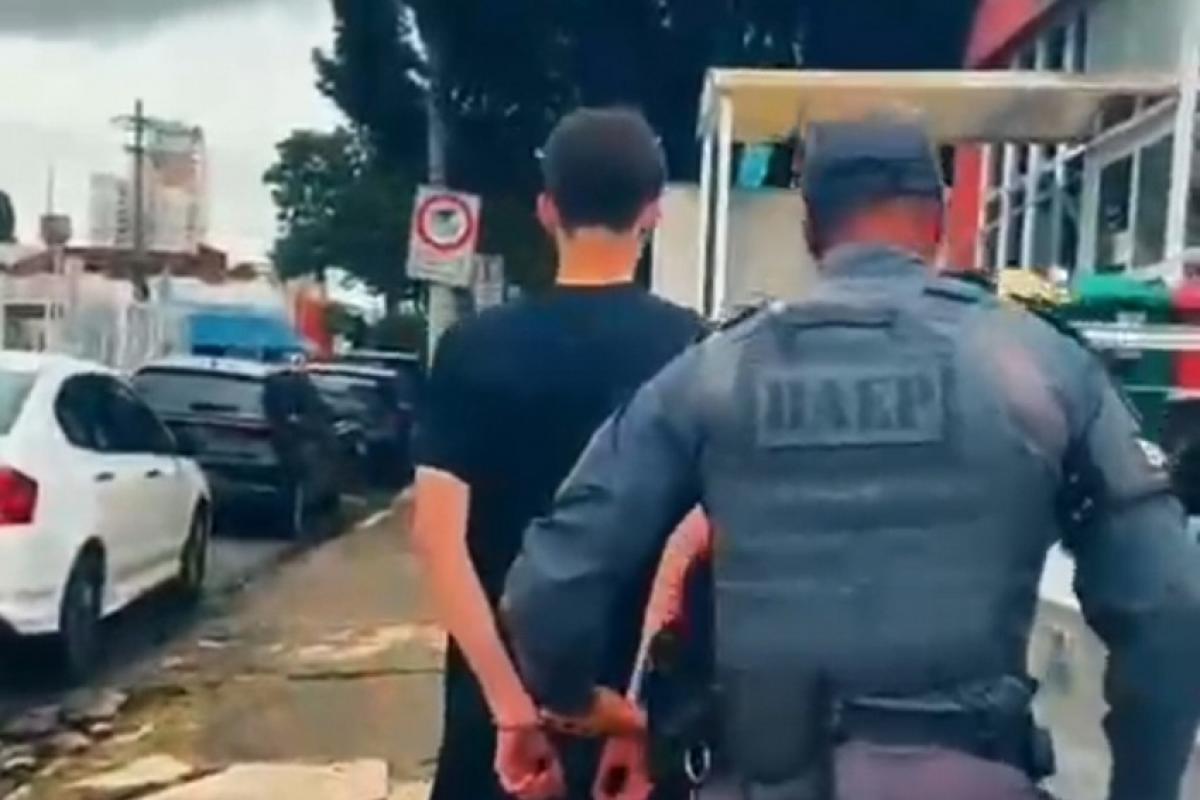 Com ajuda do cão Blitz, Baep apreende 1,8 kg de drogas com suspeito paraguaio no Jardim Eldorado. Homem foi preso em flagrante e levado à delegacia.