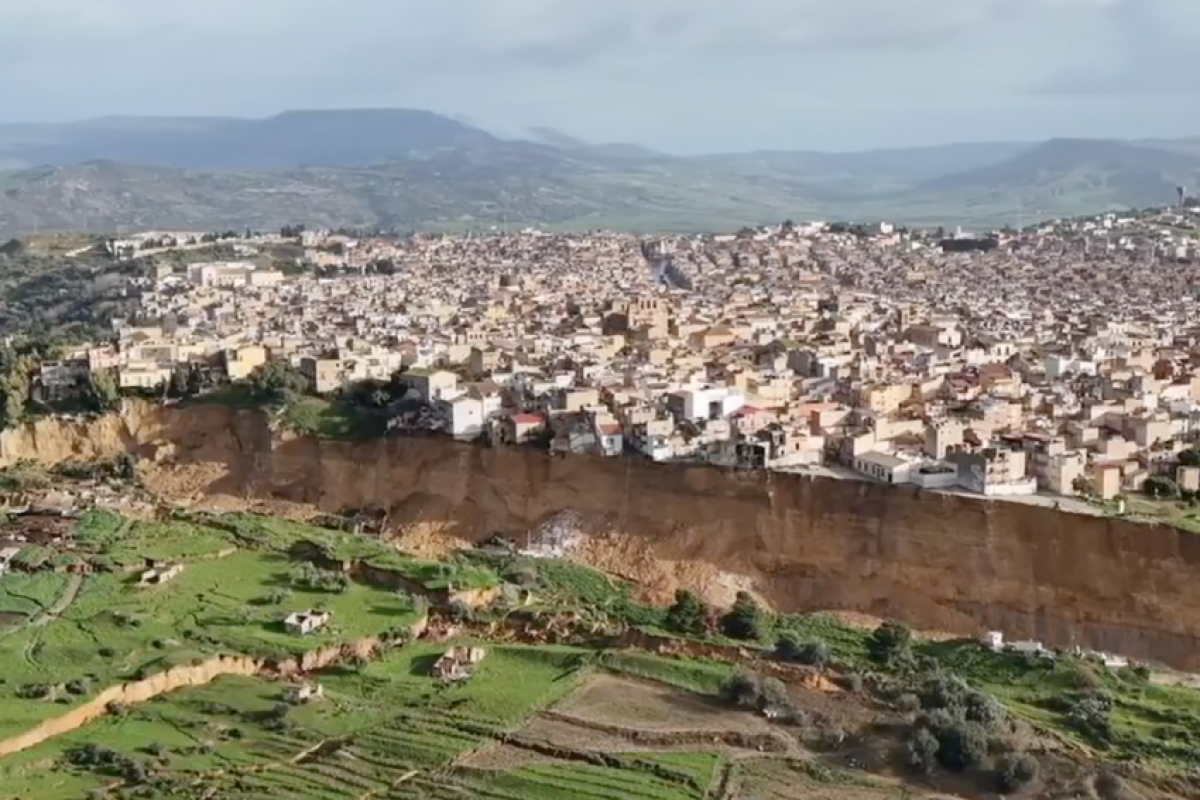 O fenômeno, provocado por dias de chuvas intensas, deixou áreas inteiras do município à beira do colapso.