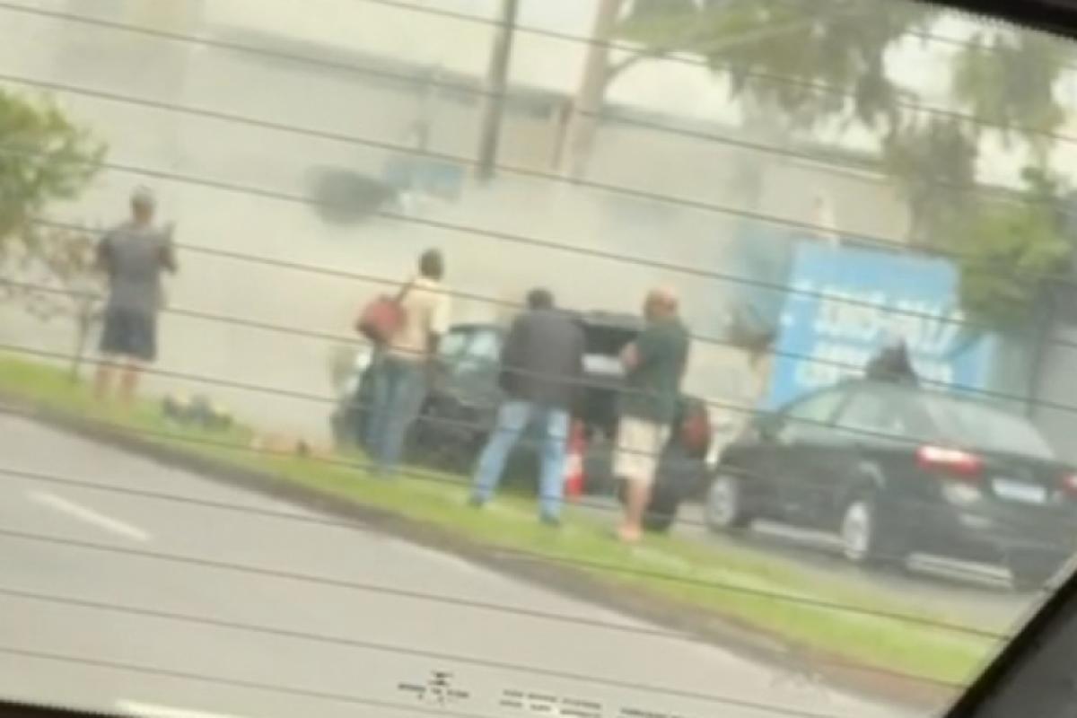 Coluna de fumaça saindo do motor do carro