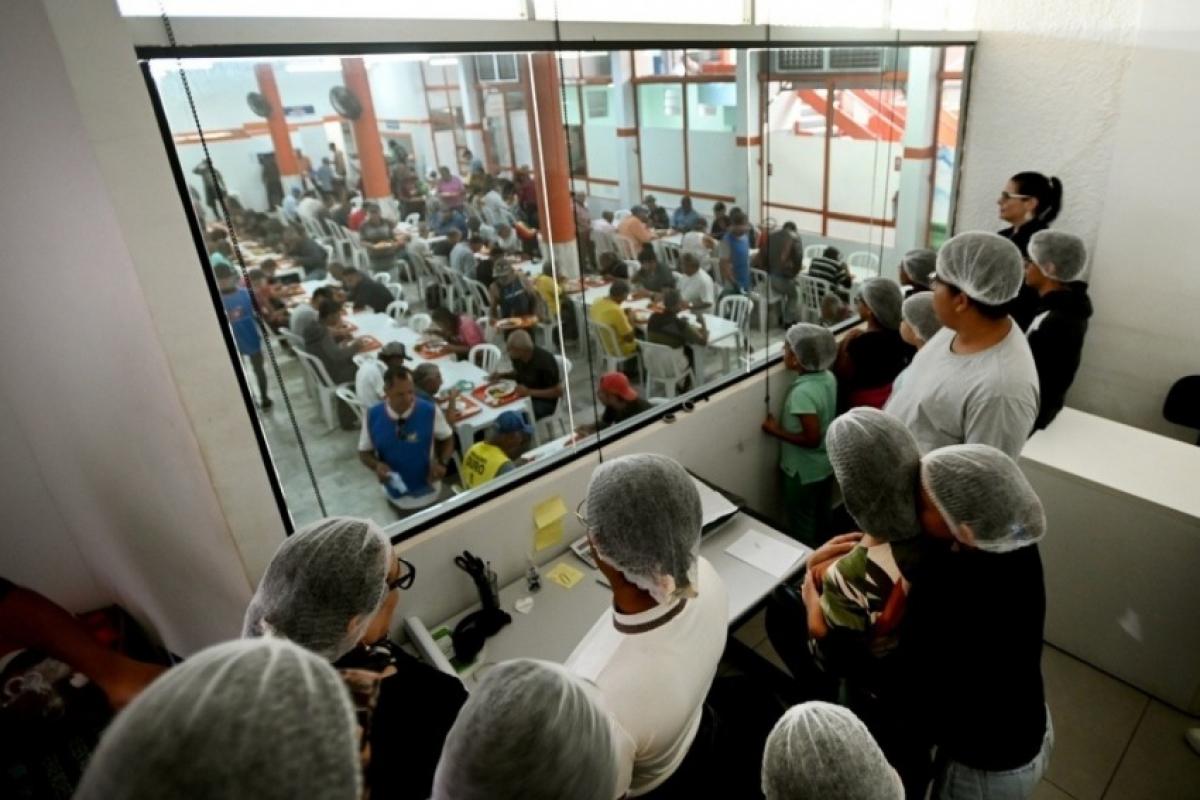 Grupo conheceu cozinha e estoque do restaurante durante as férias; atividade abordou segurança alimentar e o funcionamento de políticas públicas.