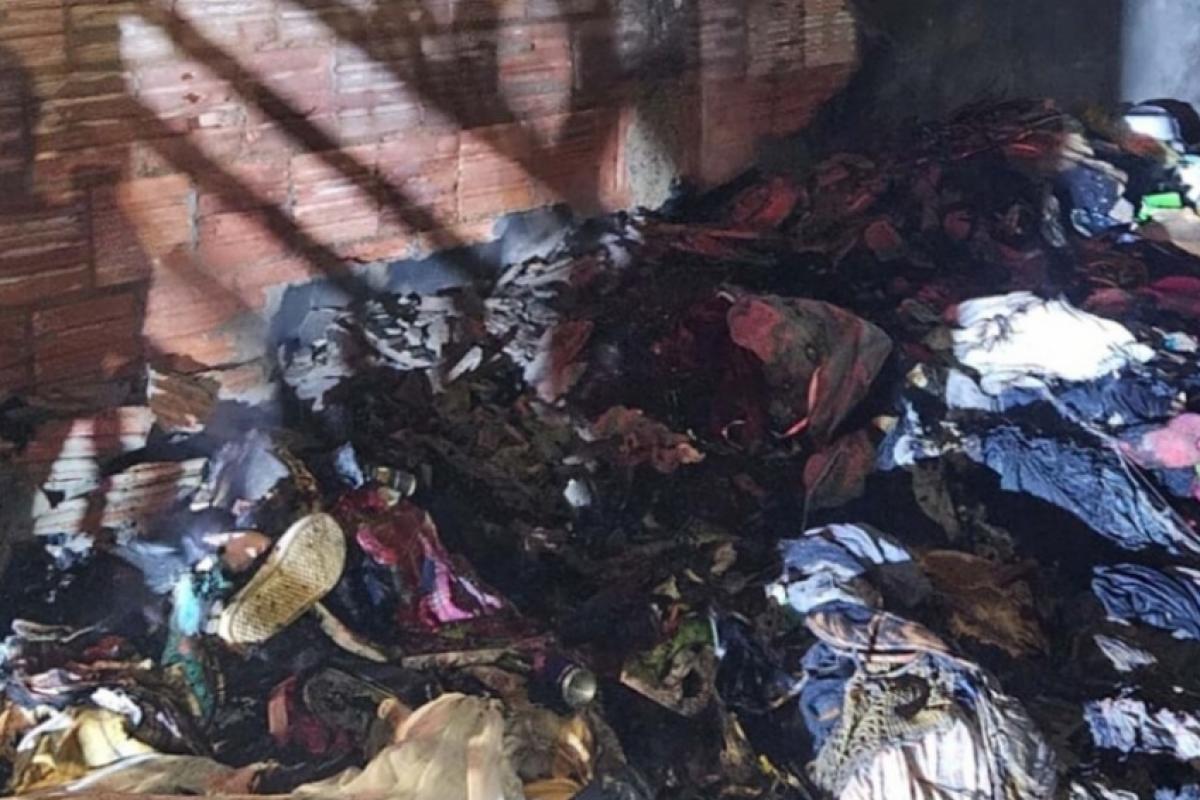 O Corpo de Bombeiros foi acionado por volta das 3h40 para controlar as chamas, que ficaram concentradas na garagem do imóvel.