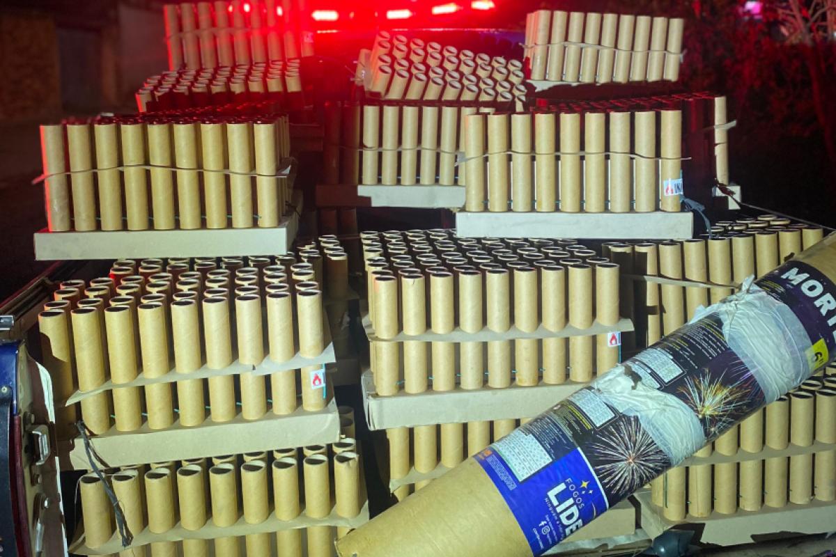 Ação no Jardim Florence e no Parque Oziel resultou na apreensão e na aplicação de multas; no Oziel, equipes foram recebidas com hostilidade e pedras.