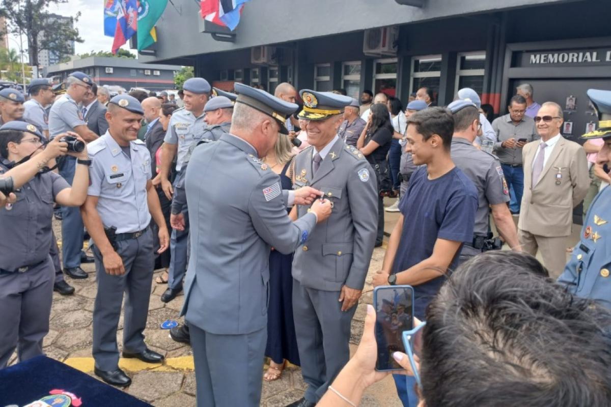 Tenente-Coronel Lázaro Felício recebendo medalha durante comemoração dos 50 anos do BPM/I de Franca