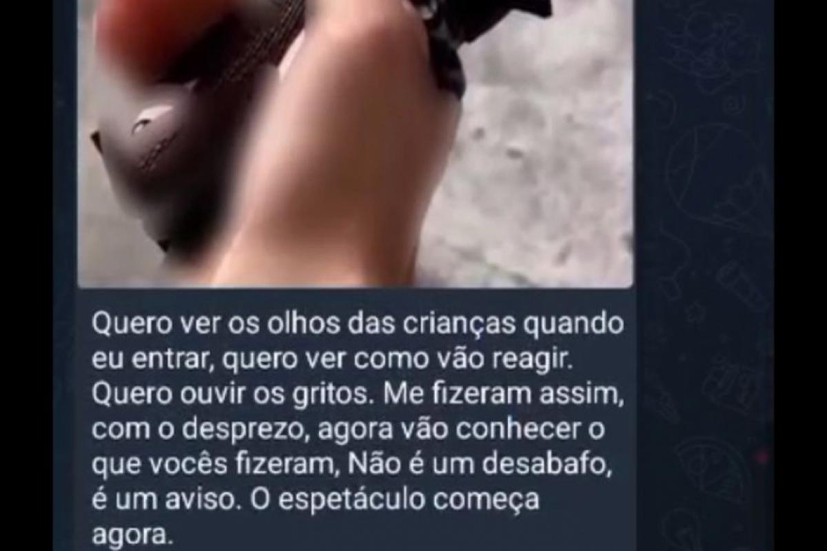 Mensagem atribuída ao adolescente investigado mostra ameaça e imagem em que ele aparece segurando uma arma