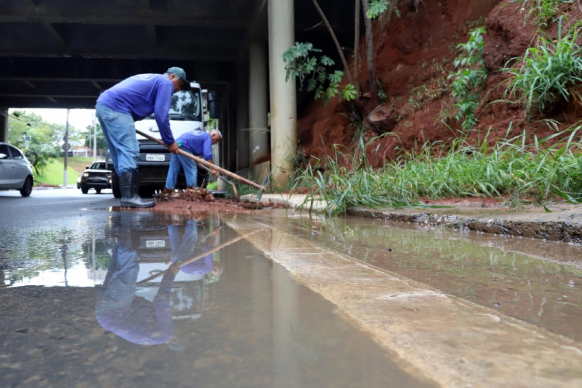 Volume acumulado passou de 86 mm em 72 horas; Defesa Civil registrou quedas de árvores e alagamentos em imóveis.