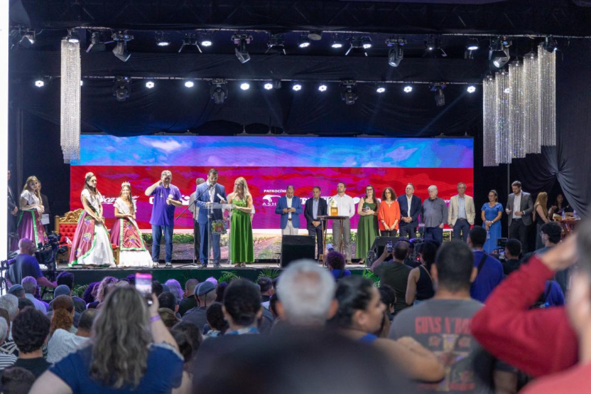 Autoridades vieram conhecer de perto a consagração 41ª Festa da Uva, em noite que celebrou o trabalho dos agricultores jundiaienses