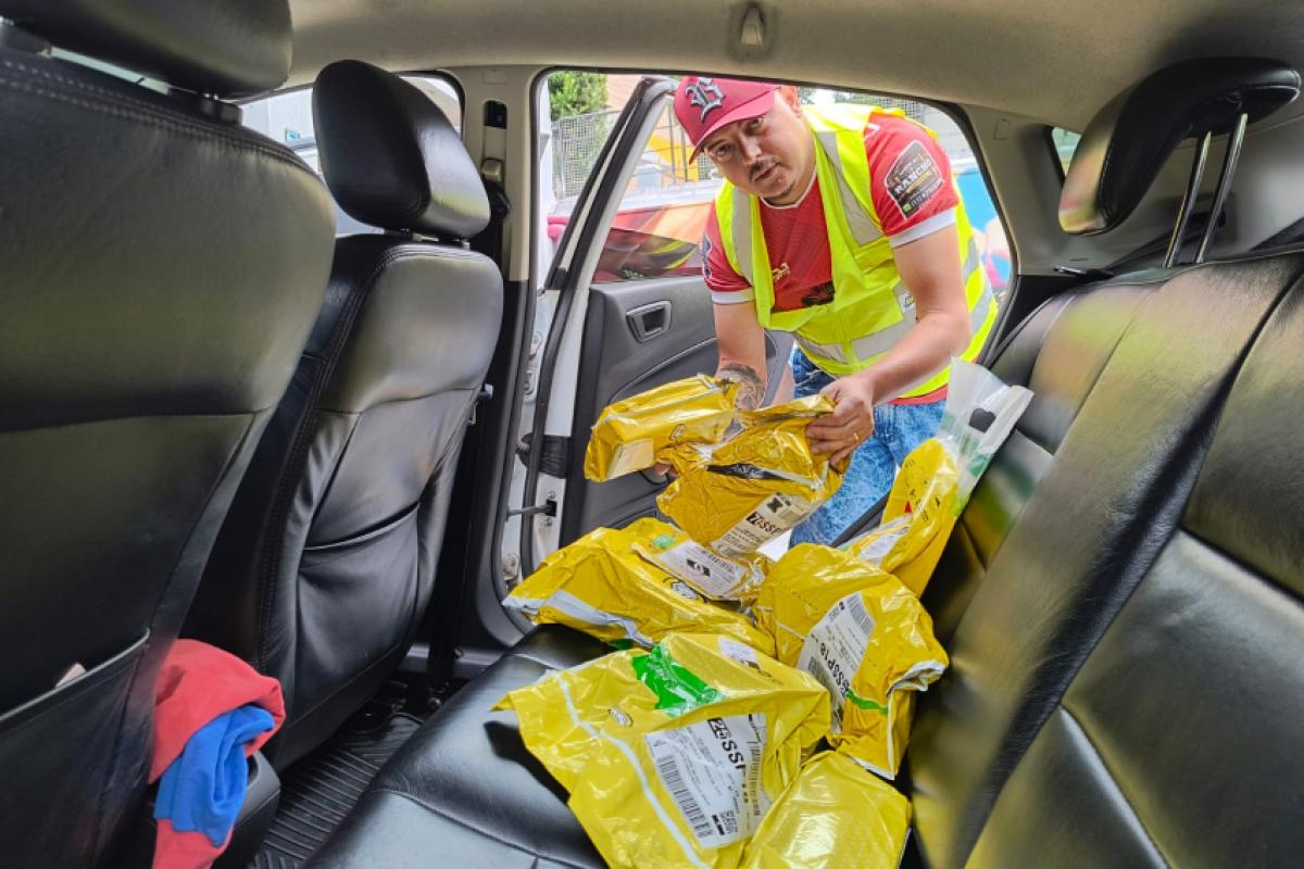 Anderson Lacerda Silva paga o estudo das filhas e a construção da casa com o dinheiro das entregas