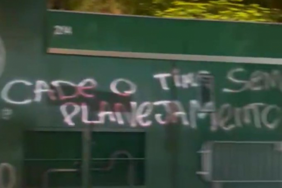 As pichações tiveram o elenco, Abel Ferreira e Leila Pereira como alguns dos alvos