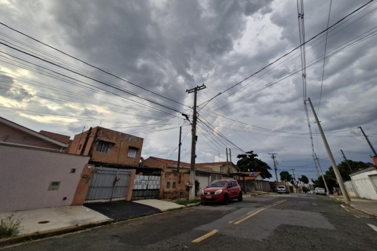 Termômetros podem registrar mínimas de 15°C durante as madrugadas de terça e quarta-feira; mudança no tempo traz ventos fortes e céu estável na região.