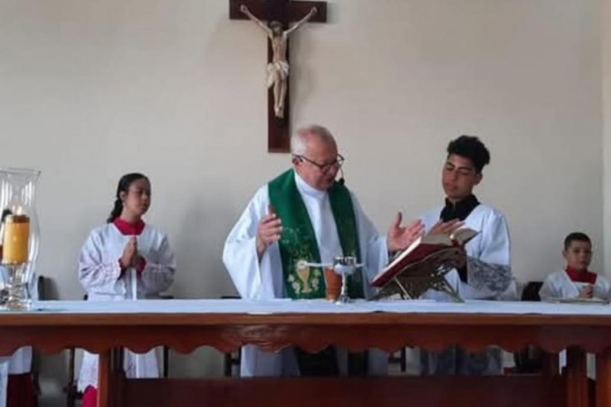 Padre Reinaldo Ferreira durante a celebração da missa