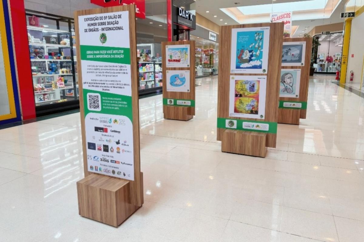 Exposição gratuita reúne 20 obras de artistas de 43 países, usando o humor para promover um gesto de solidariedade.