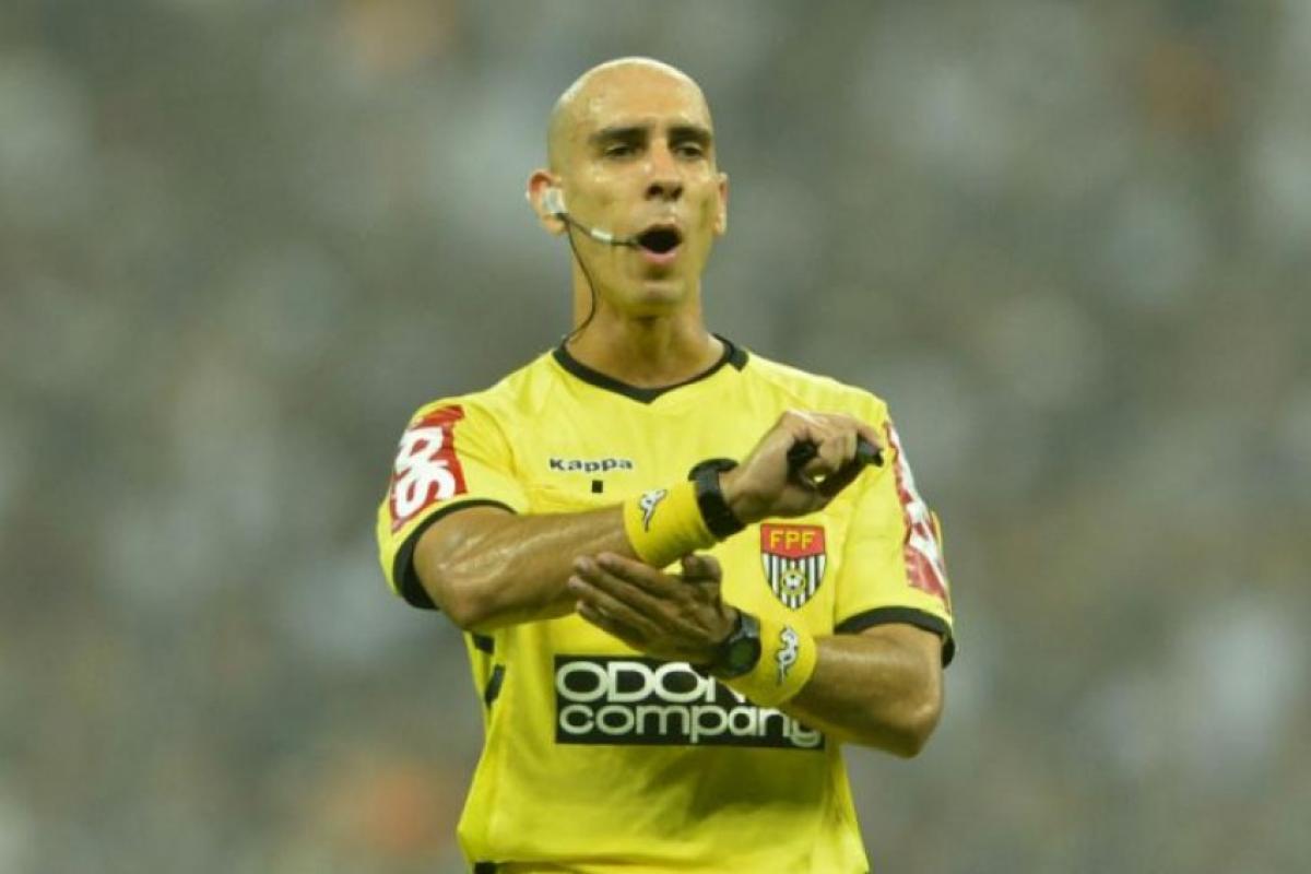 Lucas Bellote, árbitro que comandou a partida entre Santos e Corinthians, foi punido