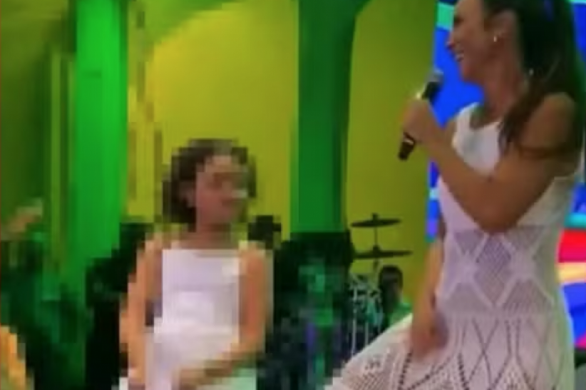Imagens que circulam nas redes sociais mostram a criança no palco ao lado da cantora.
