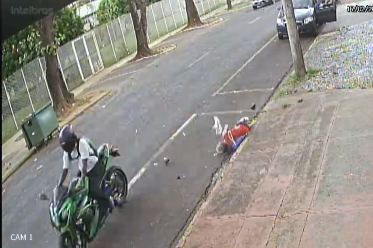 Motociclista que seguia pela rua Capitão Anselmo não conseguiu desviar e atingiu a idosa 