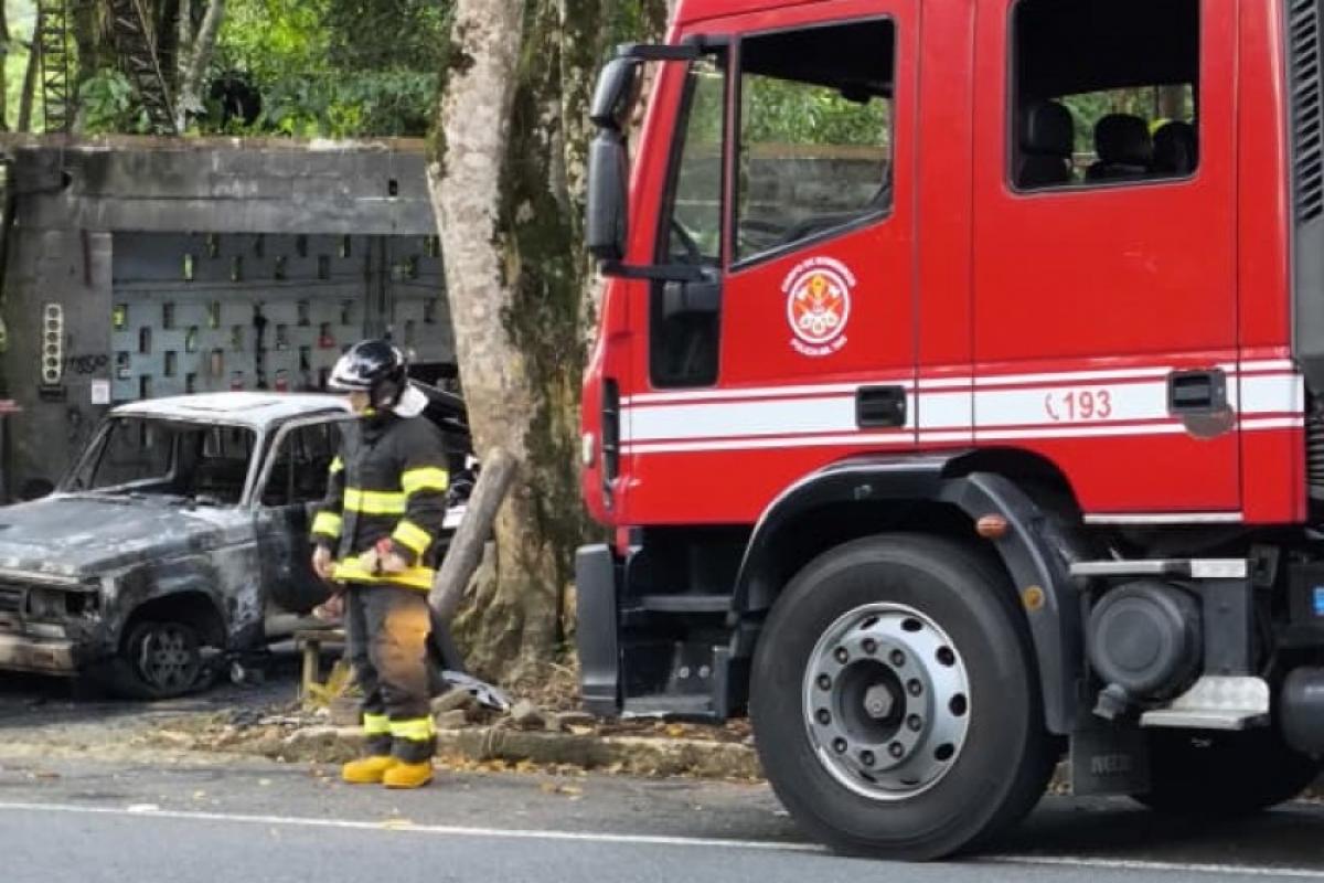Veículo incendiado no bairro do Horto, em Ubatuba