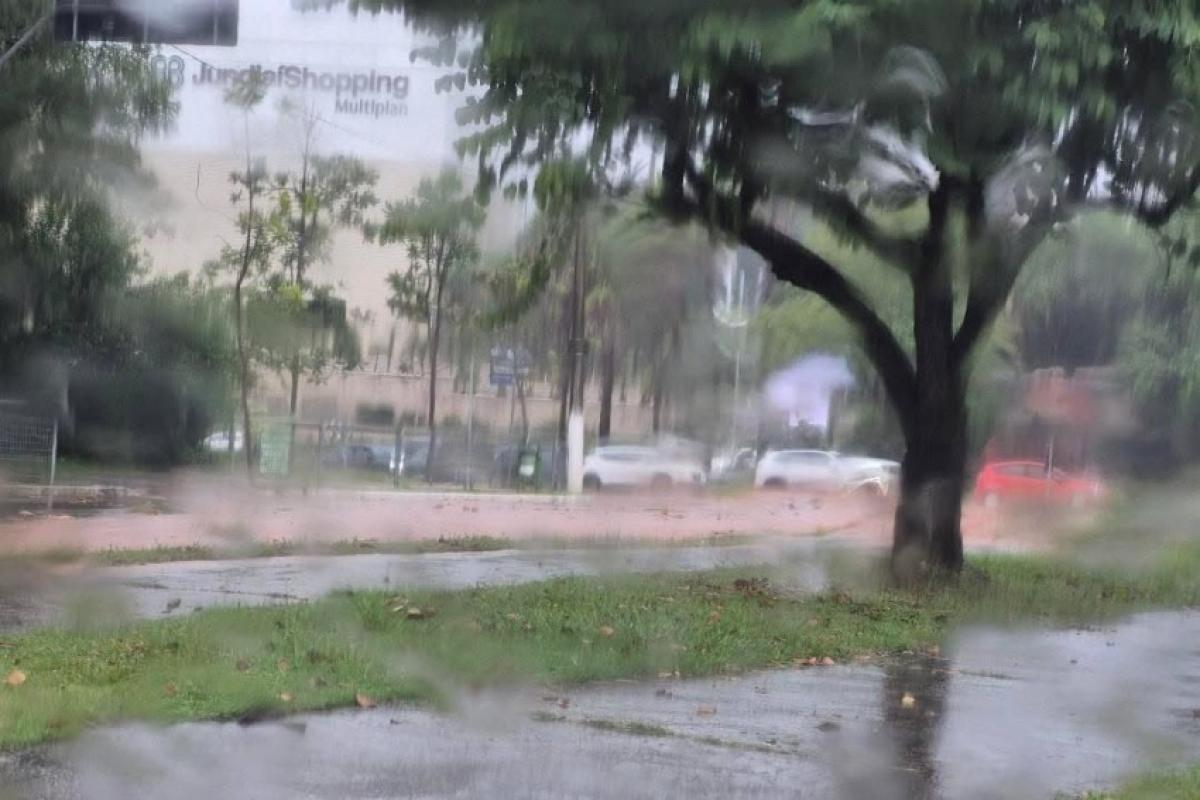 Avenidas como a Nove de Julho e Antônio Frederico Ozanan ficaram intransitáveis em alguns pontos