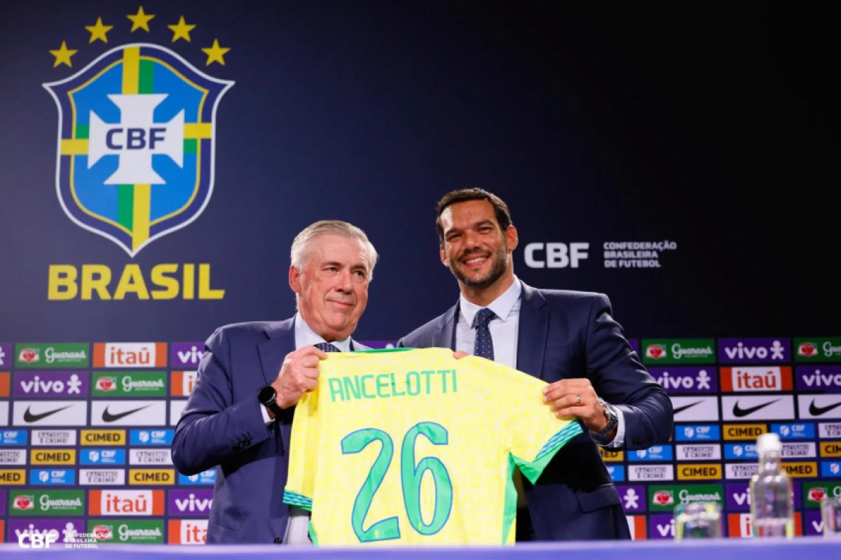 O técnico Carlo Ancelotti e o presidente da CBF, Samir Xaud