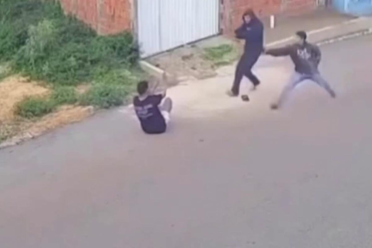  O ataque foi cometido na tarde de quarta-feira (4) e registrado por câmeras de segurança.