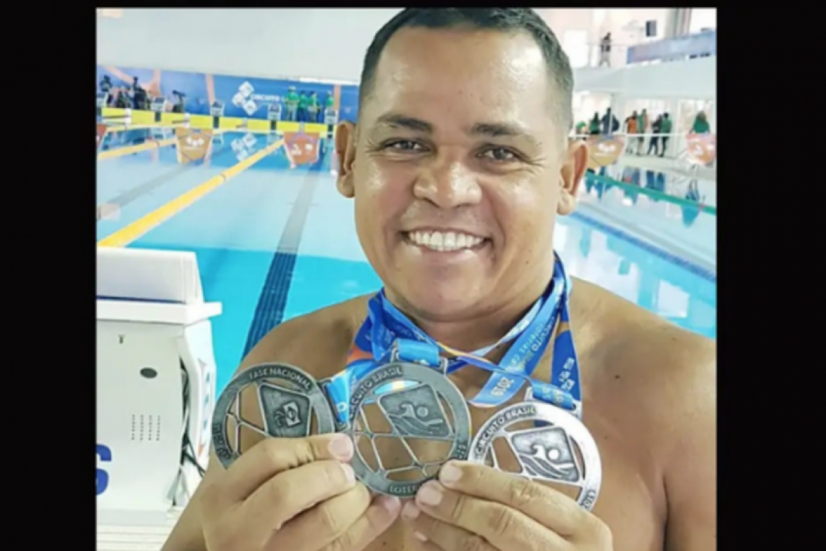 Nascido em Natal (RN), Adriano começou a nadar aos 17 anos como parte de um processo de reabilitação. 