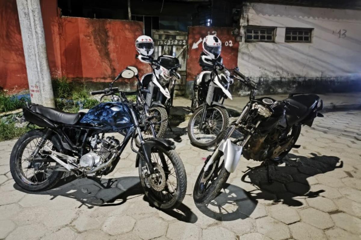 Motos recuperadas em casa de adolescente