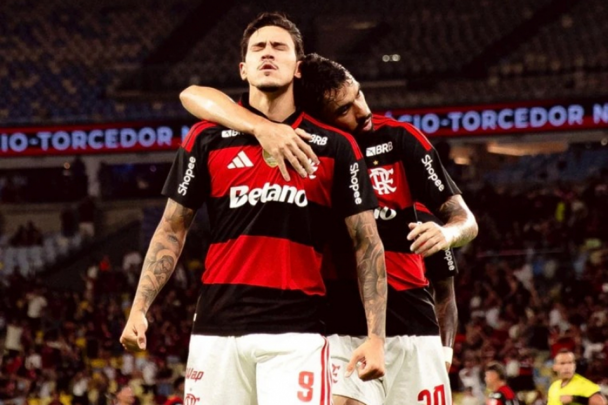 Pedro e Paquetá, em partida do Flamengo pelo Campeonato Carioca
