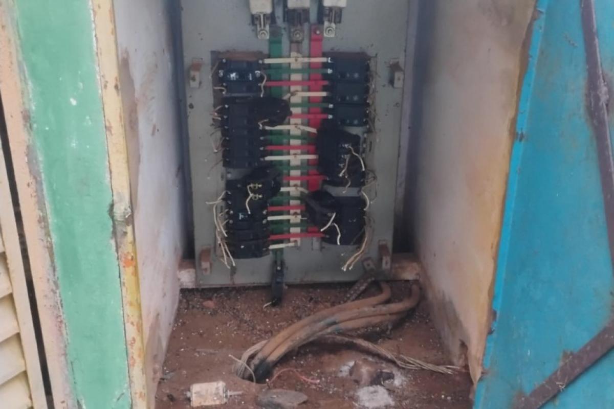 Caixa de fiação do estádio Lanchão, de onde ladrões furtaram a fiação