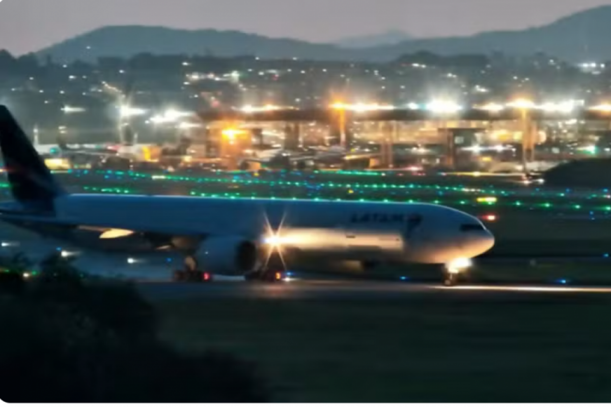 O avião, com capacidade para transportar cerca de 400 passageiros, abortou a decolagem durante a partida às 19h10.