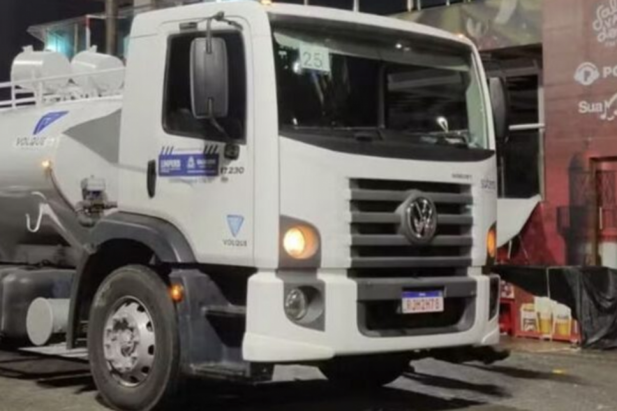 a mulher subiu no caminhão sem autorização, escorregou e caiu sobre uma das rodas do veículo.