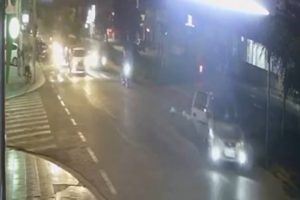 O Chevrolet Corsa faz uma curva e a porta traseira direita abre e a criança cai na via.