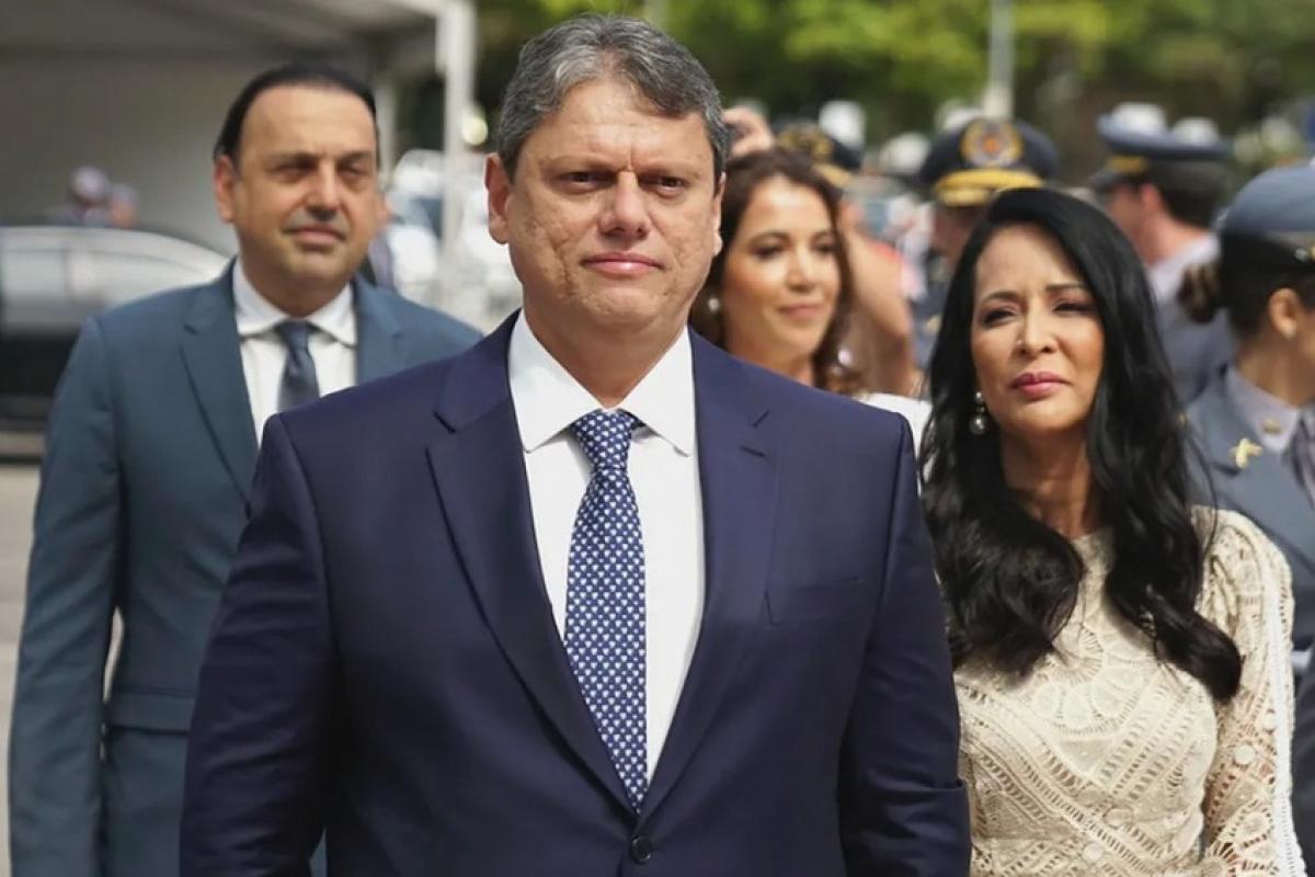 Tarcísio de Freitas e Felicio Ramuth (ao fundo)