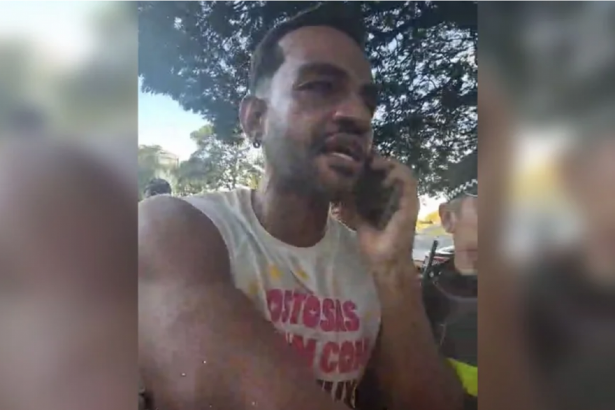 Atendido por brigadistas, o deputado ficou com a parte ao redor dos olhos em tom avermelhado.