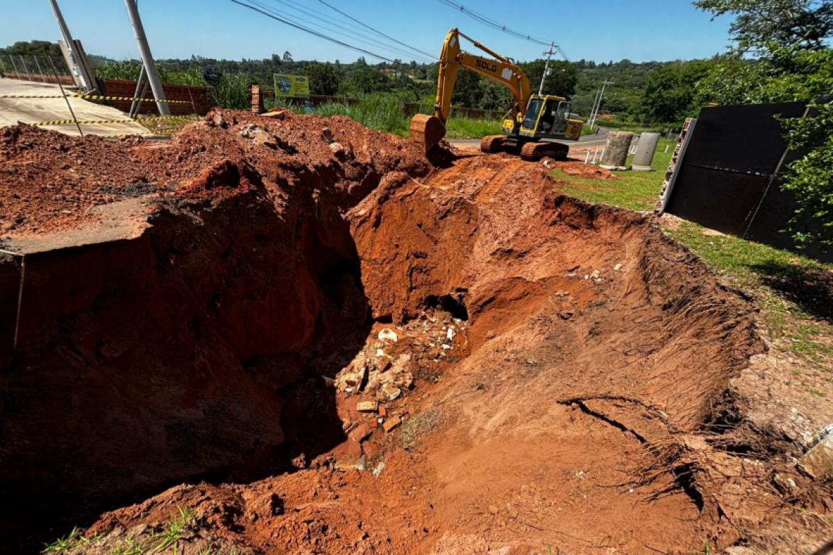 Com o risco de novos deslizamentos, a via foi totalmente interditada para garantir a segurança de motoristas e pedestres.